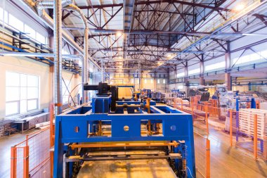 Fabrika atölye iç ve cam sanayi makinelerinde üretim süreci arka plan