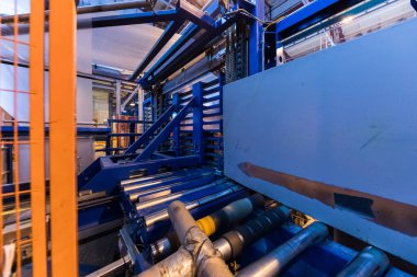 Fabrika atölye iç ve cam sanayi makinelerinde üretim süreci arka plan