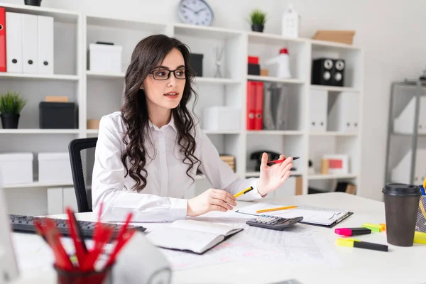 Mooi meisje zit aan de tafel in het kantoor en onderhandelingen houdt. — Stockfoto