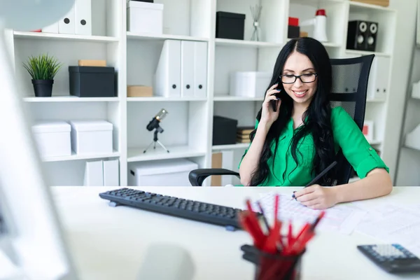 Jonge Zakenvrouw Groene Blouse Zit Aan Bureau Praten Telefoon — Stockfoto