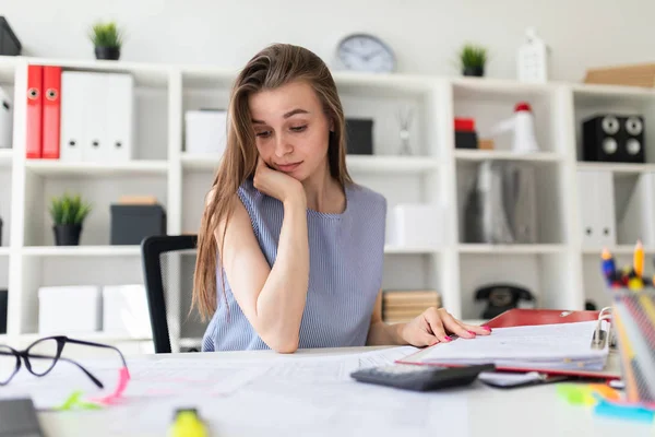 Menina bonita no escritório senta-se à mesa e propõe sua mão no queixo . — Fotografia de Stock