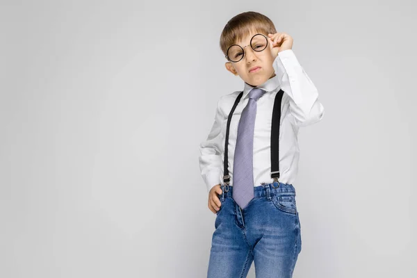 Retrato Niño Pie Sobre Fondo Gris Levantando Sus Anteojos — Foto de Stock