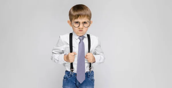 Porträt Eines Kleinen Jungen Weißem Hemd Hosenträgern Krawatte Und Heller — Stockfoto