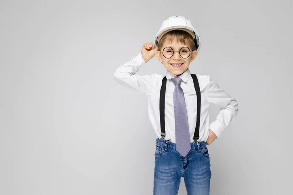 Portrét Malého Chlapce Stojícího Šedém Pozadí Nosí Bílé Helmy — Stock fotografie