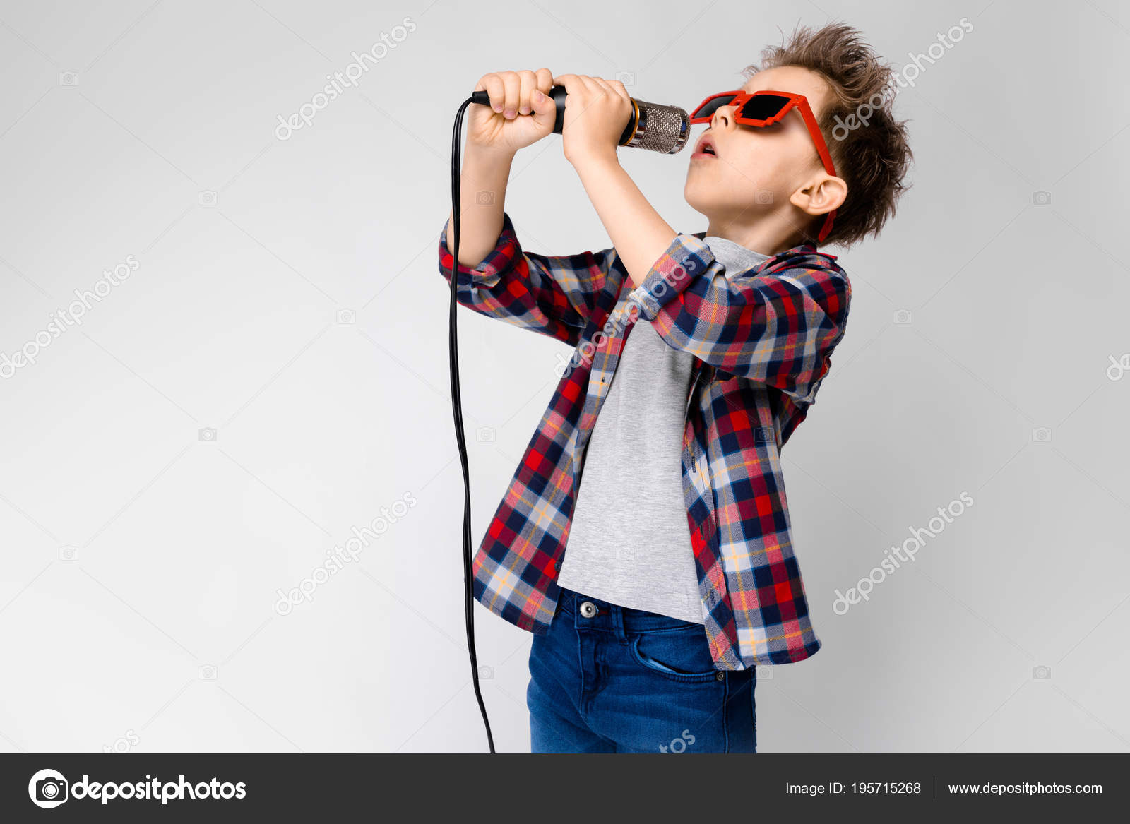 очки мужские. мальчик поет в микрофон. поют парни в очках. мальчик поет в микрофон. музыка для мужика.