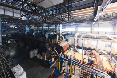 Fiberglas ağır sanayi makinaları-metal işleme-atölye kavramı üreten borular ile modern operasyonel bitki.