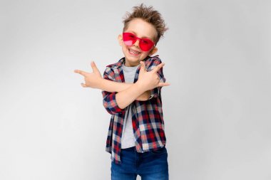 Keçi gösterilen gri arka plan üzerinde büyüleyici mutlu çocuk