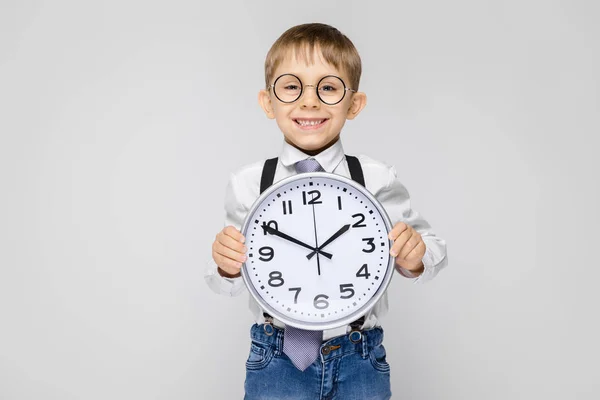 Charmanter Junge Weißem Hemd Hosenträgern Krawatte Und Heller Jeans Der — Stockfoto