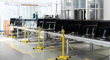 Konveyör televizyon üretimi için ayarlar. Elektronik montaj hattı