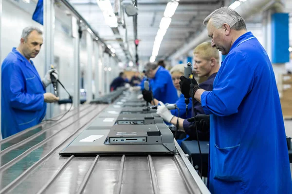 Minsk, Bielorrusia - 08 de mayo de 2018: taller para el montaje de televisores —  Fotos de Stock