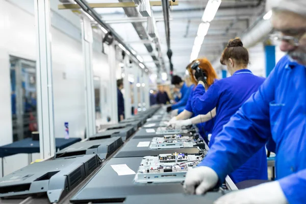 Minsk, Belarus - 08 Mayıs 2018: Toplu televizyonlar için atölye