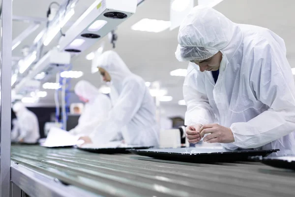 Trabajadores Uniformes Blancos Probando Televisores Taller Línea Montaje Electrónica — Foto de Stock