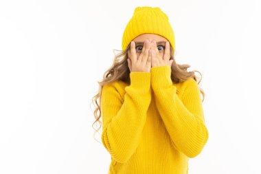 Sarı elbiseli güzel kız beyaz arka planda poz veriyor