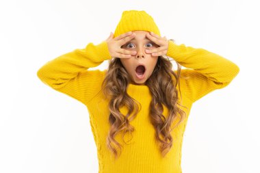 Sarı elbiseli güzel kız beyaz arka planda poz veriyor