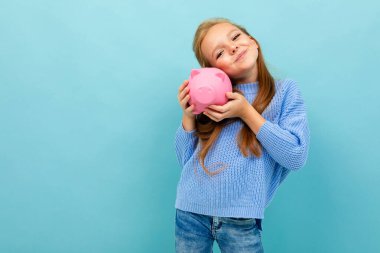 Mavi arka planda kumbaralı küçük kız