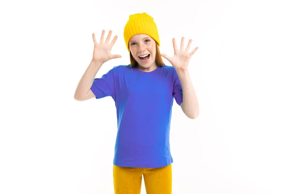 Linda Adolescente Sombrero Amarillo Posando Sobre Fondo Blanco — Foto de Stock