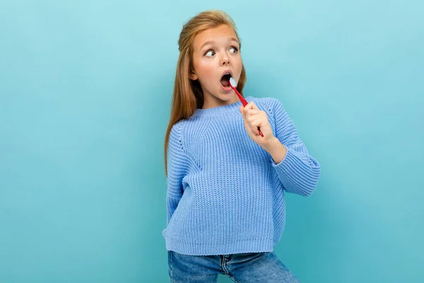 Mała Dziewczynka Pozowanie Szczoteczką Zębów Niebieskim Tle — Zdjęcie stockowe