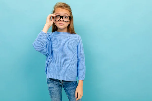 Kleines Smartes Mädchen Posiert Mit Brille Vor Blauem Hintergrund — Stockfoto