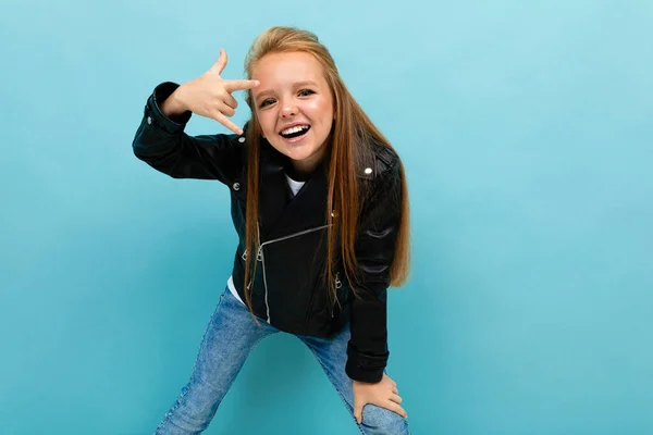 Kleines Cooles Mädchen Schwarzer Lederjacke Posiert Vor Blauem Hintergrund — Stockfoto