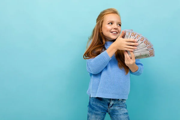 Carino Bambina Con Soldi Posa Contro Blu Sfondo — Foto Stock