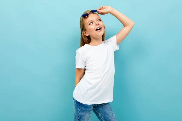Nettes Kleines Mädchen Posiert Vor Blauem Hintergrund — Stockfoto