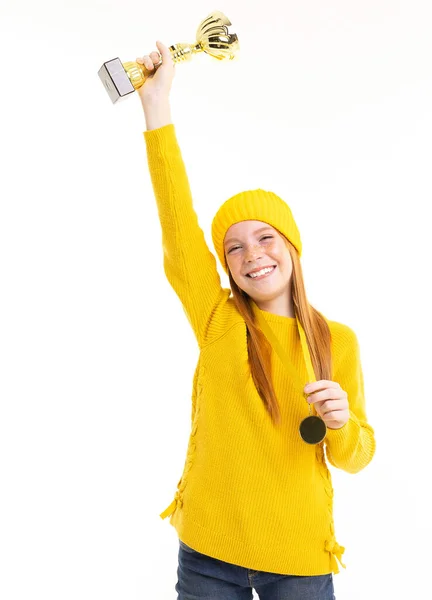 Linda Adolescente Sombrero Amarillo Posando Con Premio Contra Fondo Blanco —  Fotos de Stock