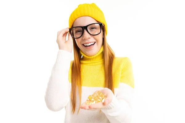 可愛いですティーン女の子で黄色の帽子Posingとともに眼鏡と白の背景 — ストック写真