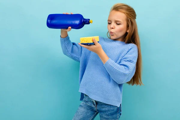 Niña Posando Con Botella Detergente Paño Sobre Fondo Azul — Foto de Stock