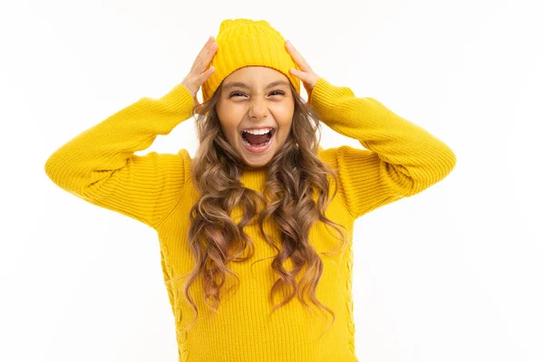 Bella Ragazza Abiti Gialli Posa Contro Sfondo Bianco — Foto Stock