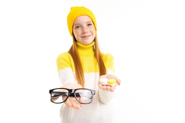 Aranyos Tizenéves Lány Sárga Kalap Pózol Szemüveg Ellen Fehér Háttér — Stock Fotó