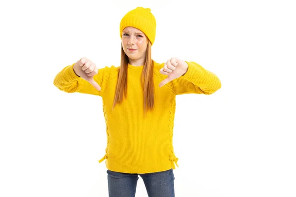 可愛いですティーン女の子で黄色セーターと帽子ポーズの白の背景 — ストック写真