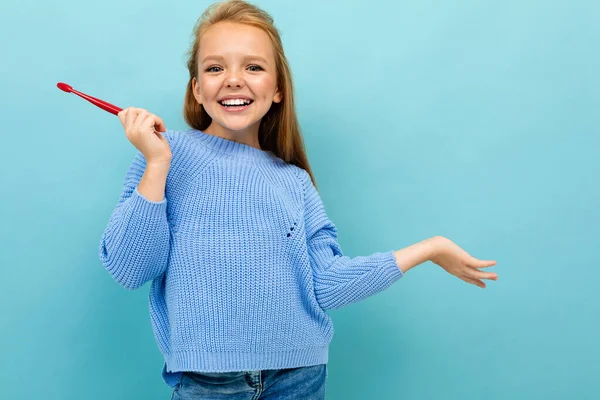 Kleines Mädchen Posiert Mit Zahnbürste Vor Blauem Hintergrund — Stockfoto