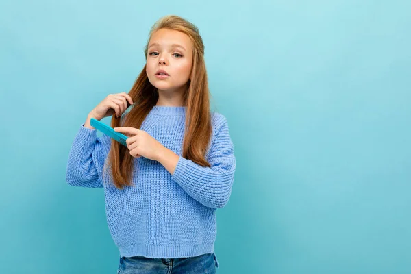 Kleines Mädchen Posiert Mit Haarbürste Vor Blauem Hintergrund — Stockfoto