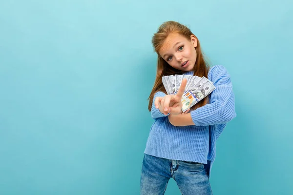 Carino Bambina Con Soldi Posa Contro Blu Sfondo — Foto Stock
