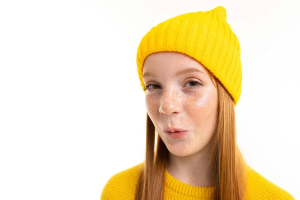 Närbild Porträtt Söt Flicka Gul Hatt — Stockfoto