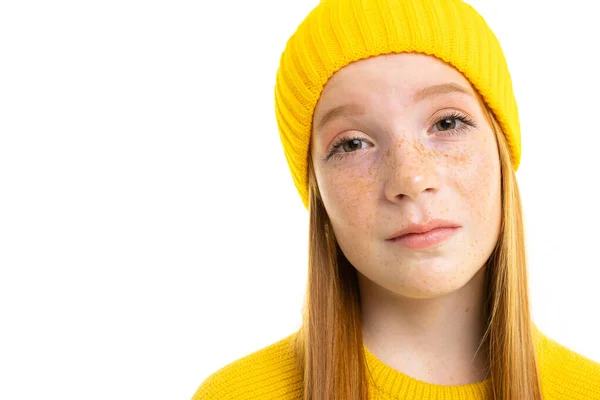 Close Portret Van Schattig Meisje Gele Hoed — Stockfoto