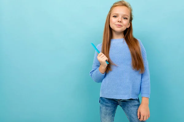 Kleines Mädchen Posiert Mit Haarbürste Vor Blauem Hintergrund — Stockfoto
