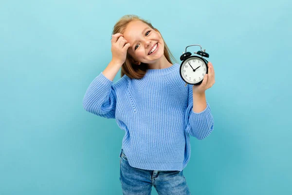 Kleines Mädchen Posiert Mit Wecker Vor Blauem Hintergrund — Stockfoto