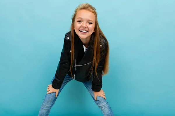 Kleines Cooles Mädchen Schwarzer Lederjacke Posiert Vor Blauem Hintergrund — Stockfoto