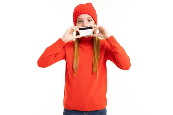 Bonito Menina Segurando Cartão Crédito Posando Contra Fundo Branco — Fotografia de Stock