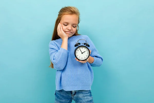 Kleines Mädchen Posiert Mit Wecker Vor Blauem Hintergrund — Stockfoto