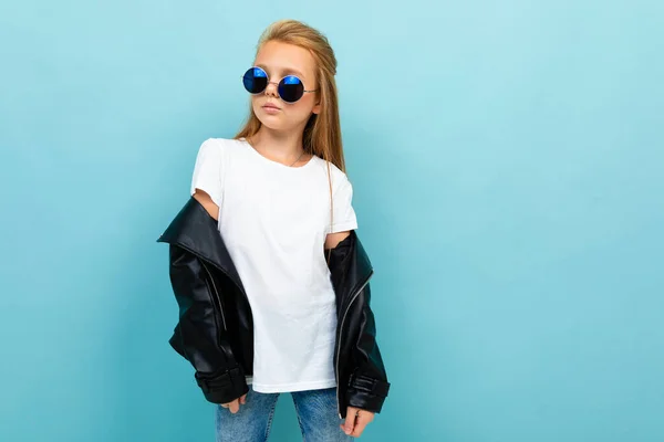 Niña Cool Chaqueta Cuero Negro Con Gafas Sol Posando Sobre — Foto de Stock