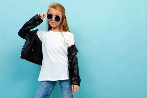 Nettes Kleines Mädchen Posiert Vor Blauem Hintergrund — Stockfoto