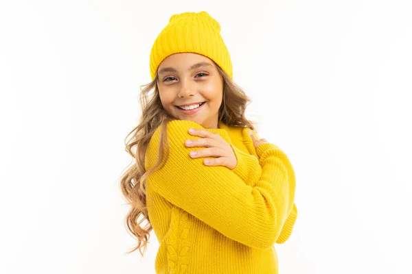 Mooi Meisje Gele Kleren Poseren Tegen Witte Achtergrond — Stockfoto