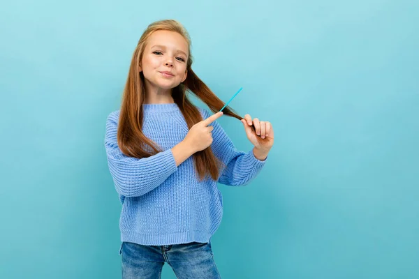 Kleines Mädchen Posiert Mit Haarbürste Vor Blauem Hintergrund — Stockfoto