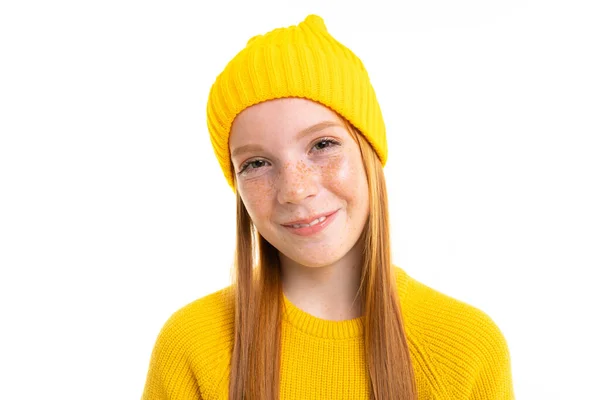 Close Retrato Menina Bonito Chapéu Amarelo — Fotografia de Stock