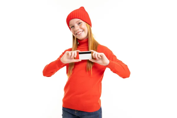 Bonito Menina Segurando Cartão Crédito Posando Contra Fundo Branco — Fotografia de Stock