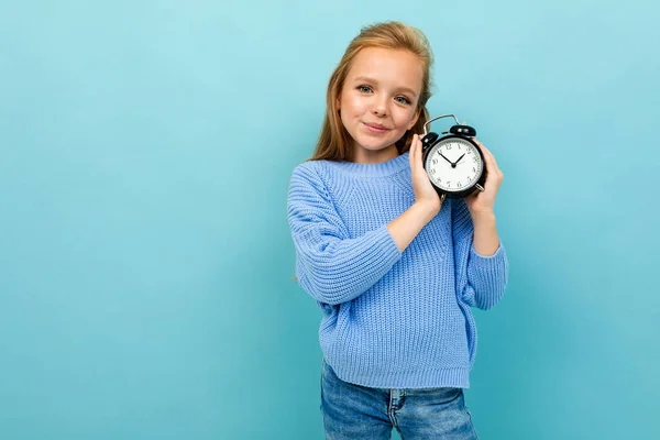 Kleines Mädchen Posiert Mit Wecker Vor Blauem Hintergrund — Stockfoto