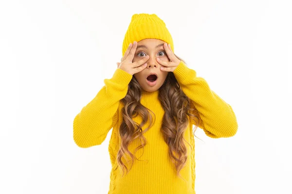 Hermosa Chica Ropa Amarilla Posando Sobre Fondo Blanco —  Fotos de Stock