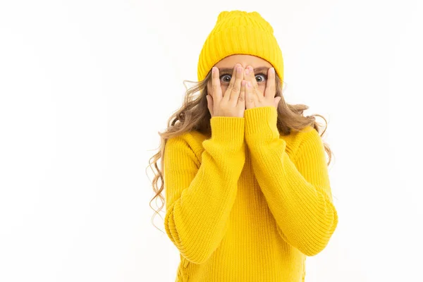 Hermosa Chica Ropa Amarilla Posando Sobre Fondo Blanco — Foto de Stock